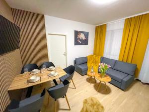 uma sala de estar com uma mesa e um sofá azul em Eddy´s Appartment em Magdeburg