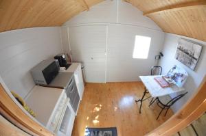 an overhead view of a small kitchen in a tiny house at chambre mil roses in Andé