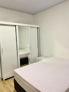 Łóżko lub łóżka w pokoju w obiekcie Sitio Aconchego de São Thomé