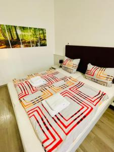 Un pat sau paturi într-o cameră la Fresh&View wohnen - Gang zur Wohlfühltherme