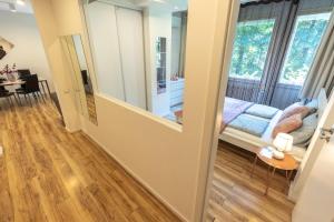 Una pequeña habitación con una cama y una ventana. en Gems of Budapest - Ruby Unit, en Budapest