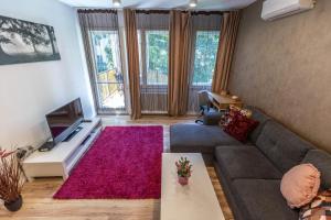 una sala de estar con un sofá y una mesa en Gems of Budapest - Ruby Unit, en Budapest