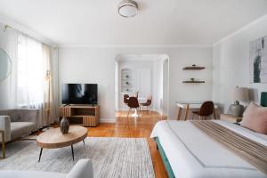 1 dormitorio blanco con 1 cama y sala de estar en 105 -5G Brand New Studio prime location Elevator en Nueva York
