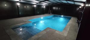una gran piscina de agua azul en una habitación en RINCONES DE RIAZA Solo adultos, en Riaza