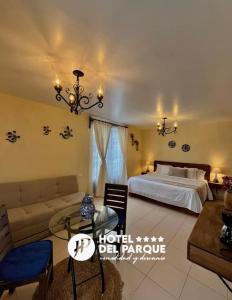 1 dormitorio grande con 1 cama y 1 sofá en Hotel Del Parque en Huamantla