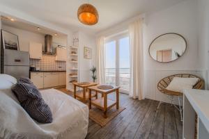 ein Wohnzimmer mit Sofa und Tisch in der Unterkunft Atlantic Selection - La Centrale avec vue Océan in Soorts-Hossegor