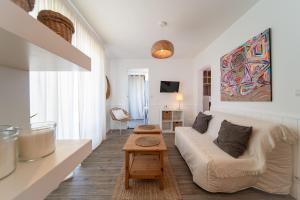 ein Wohnzimmer mit Sofa und Tisch in der Unterkunft Atlantic Selection - La Centrale avec vue Océan in Soorts-Hossegor + 37 Fotos