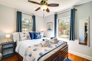 Ένα ή περισσότερα κρεβάτια σε δωμάτιο στο Port Charlotte Vacation Rental with Heated Pool! +27 φωτογραφίες