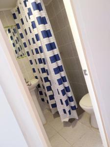 uma casa de banho com um WC e uma cortina de chuveiro em Killary Apart Hotel em Antofagasta