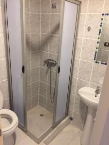 W łazience znajduje się prysznic, toaleta i umywalka. w obiekcie Killary Apart Hotel w mieście Antofagasta