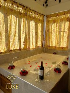 uma banheira com copos de vinho e uma garrafa de vinho em HOTEL LEYVA LUXE em Villa de Leyva