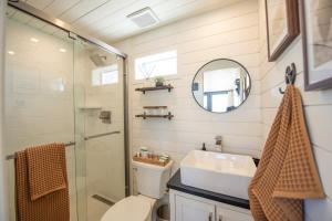 bagno con servizi igienici, lavandino e specchio di New The Buffalo-Shipping Container in Alpine ad Alpine