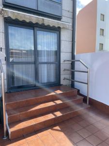 um conjunto de escadas em frente a uma janela em Apartamento Hío Aldán - Cangas em Vilariño
