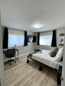 - une chambre avec un lit et un bureau dans l'établissement *NEW* The Cozy Haven, 5 minutes to ATL airport, à Atlanta