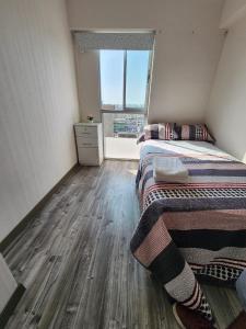 a bedroom with two beds and a window at Dpto acogedor con terraza privada in Lima