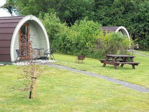 uma tenda e uma mesa de piquenique e um banco num quintal em Killynick Glamping Oiney Fishing County Fermanagh em Enniskillen