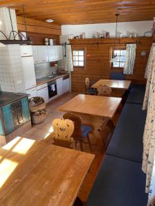 A kitchen or kitchenette at Ferienhaus Bettina Rassis Feriendorf Donnersbachwald