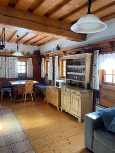 een woonkamer met een keuken en een eetkamer bij Ferienhaus Bettina Rassis Feriendorf Donnersbachwald in Donnersbachwald