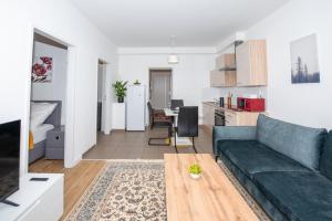 ein Wohnzimmer mit einem Sofa und einem Tisch in der Unterkunft Lipi Apartment in Wien