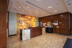 a lobby with a stone wall and a reception desk at فندق البراق الماسي in Al Khansāk