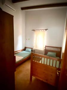 a bedroom with two bunk beds and a window at Casa de Estrella in Costitx