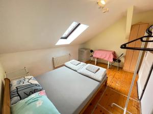Pokój na poddaszu z łóżkiem i stołem w obiekcie Schöpfwerk Hostel w Wiedniu