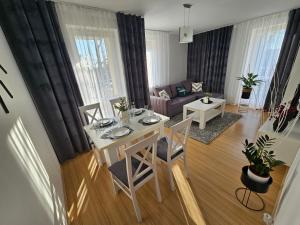 sala de estar con mesa y sillas en una habitación en Apartament na Orlej w Zamościu, en Zamość