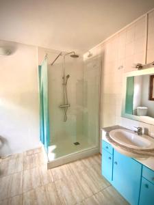 a bathroom with a shower and a sink at Casa de Estrella in Costitx