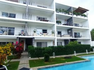 ein Apartmenthaus mit einem Pool davor in der Unterkunft Appartement 1 CH centre Las Terrenas 100 m2 piscine et parking in Las Terrenas