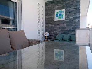 ein Wohnzimmer mit Sofa und Ziegelwand in der Unterkunft Appartement 1 CH centre Las Terrenas 100 m2 piscine et parking in Las Terrenas