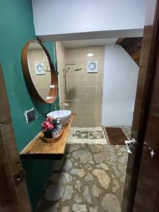 y baño con lavabo y espejo. en Dreamvilles Ecovillage Las Galeras en Las Galeras