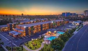 Una vista aérea de un edificio con piscina. en Best Western Plus Stovall's Inn, en Anaheim