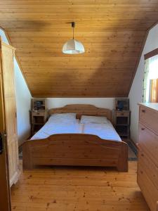 A bed or beds in a room at Ferienhaus Bettina Rassis Feriendorf Donnersbachwald
