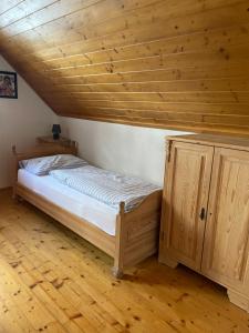A bed or beds in a room at Ferienhaus Bettina Rassis Feriendorf Donnersbachwald
