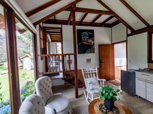 a living room with two chairs and a table at Chalet Andino Sesquile in Suesca