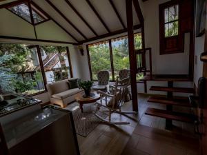 a living room with a couch and a table at Chalet Andino Sesquile in Suesca