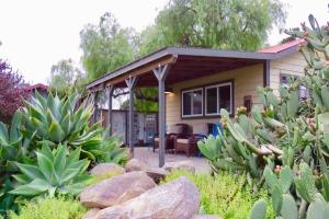 ein Haus mit einem Haufen Pflanzen davor in der Unterkunft Pacific Coast Hwy Bunkhouse in San Luis Obispo in San Luis Obispo