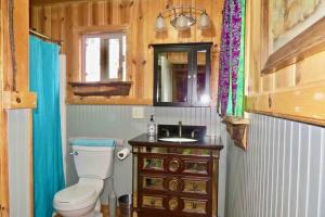 ein kleines Badezimmer mit Toilette und Waschbecken in der Unterkunft Pacific Coast Hwy Bunkhouse in San Luis Obispo in San Luis Obispo + 50 Fotos