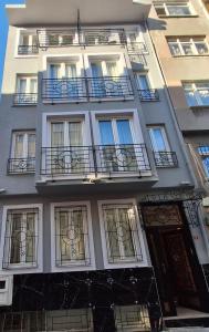 イスタンブールにあるNisa Apart Sultanahmetのバルコニー付きの建物