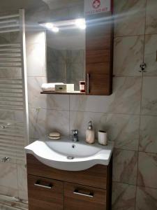 La salle de bains est pourvue d'un lavabo et d'un miroir. dans l'établissement Peach Blossom 2BDR Downtown Veria, à Véria