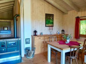 a kitchen with a table and a stove at Berg-Chalet im Glamping-Paradies auf dem Dengler Hof in Hohenberg an der Eger