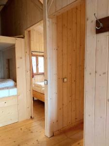 a room with two bunk beds and a window at Berg-Chalet im Glamping-Paradies auf dem Dengler Hof in Hohenberg an der Eger