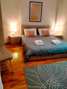 um quarto com uma cama com duas toalhas em Peach Blossom 2BDR Downtown Veria em Veria