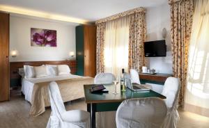 Sjónvarps- og/eða afþreyingartæki á Astoria Suite Hotel
