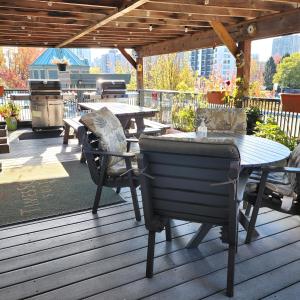 un patio con mesa y sillas en una terraza en Times Square Suites Hotel, en Vancouver