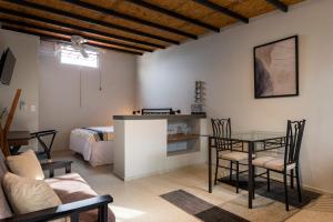 un soggiorno con tavolo e letto di Casa Murmullos a Guadalajara