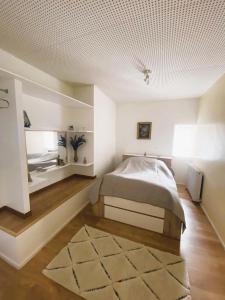 a bedroom with a bed and a white ceiling at Appartement indépendant avec jardin in Saint-Clément