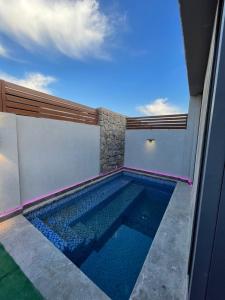 una piscina sul lato di una casa di Elgouna a Hurghada