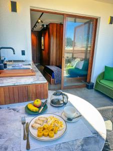 莫罗圣保罗Diamond Flat的一张桌子,上面有盘子的食物