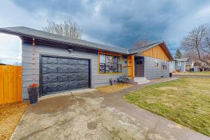 une maison avec un grand garage dans l'établissement The Onyx, à Walla Walla